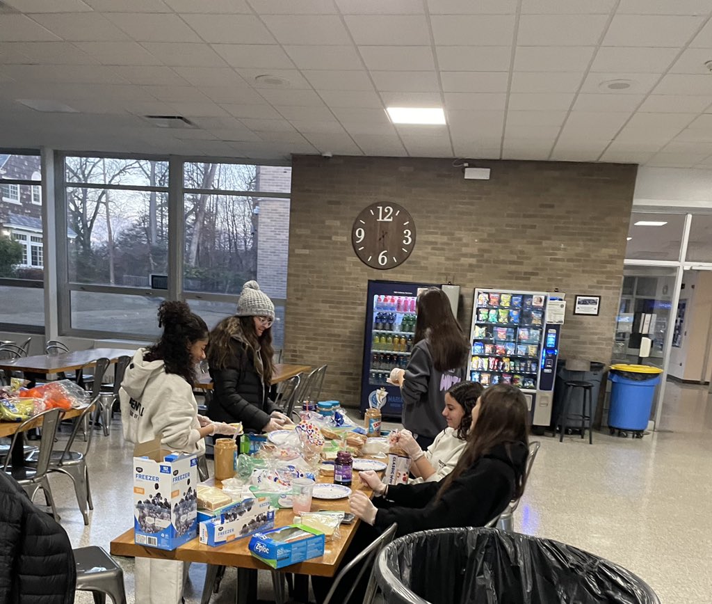 MariaReginaHS's tweet photo. On Sunday, our Tigers headed to Manhattan for our monthly Breakfast Runs bringing coffee, water, warm clothing, bags of personal care items, and food for the homeless!
#MRHS #Breakfastrun #Service https://t.co/EBtP58yl6y