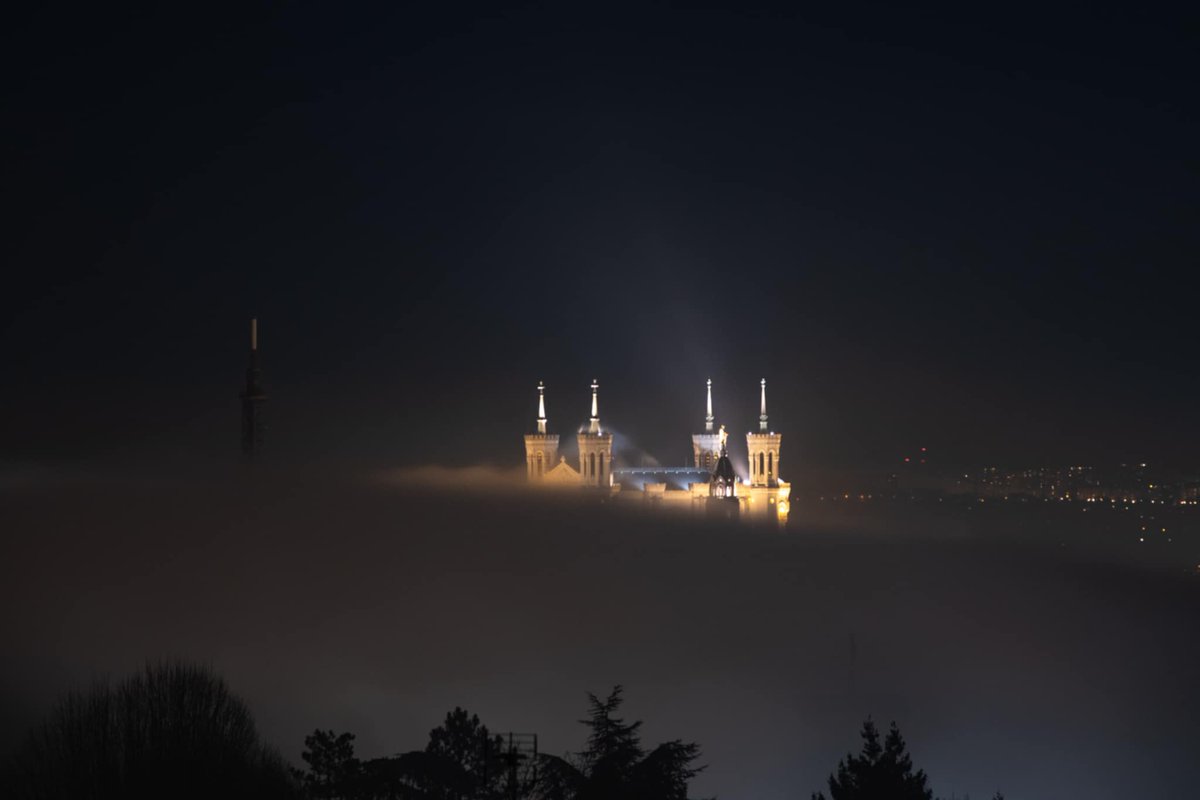 LyonMeteo69's tweet photo. La Basilique de Fourvière qui émerge du brouillard ce mardi soir ! 😍
Photo: Raphaël Proust https://t.co/TtTHH1PonJ