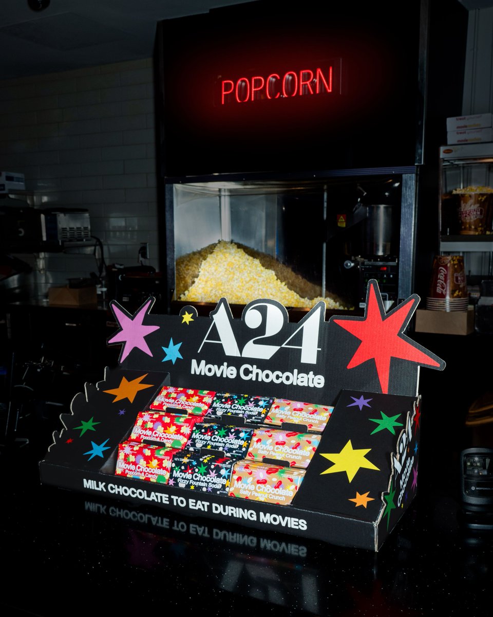 A24's tweet image. Let’s all go to the lobby. A24 Movie Chocolate is now available at select @AMCTheatres nationwide!

Flavors include:
🥤Fizzy Fountain Soda ~ creamy root beer &amp;amp; effervescent popping candy
🍿 Popcorn &amp;amp; Candy ~ fluffy popcorn &amp;amp; candy-coated chocolate pieces
🥜 Salty Peanut Crunch ~…