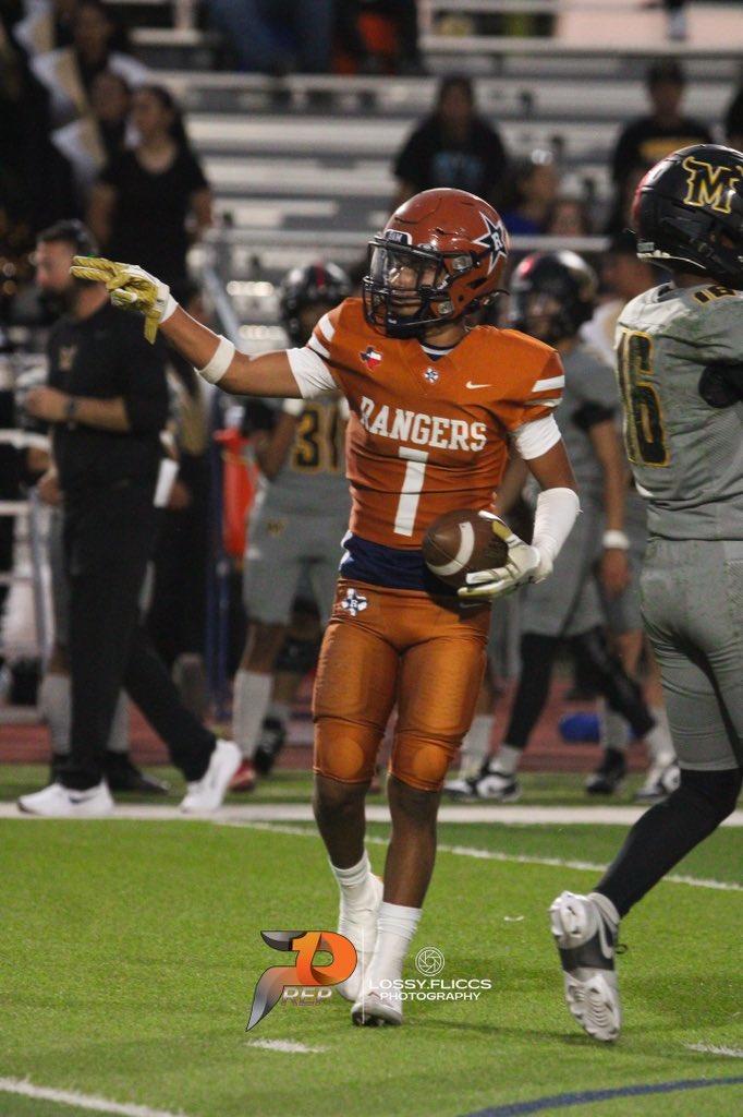 Blessed to receive another college offer to play <a href="/ClarkePrideFB/">Clarke Pride Football</a> thank you to <a href="/DB_CoachB/">larry behling</a> for giving me this opportunity! #ClarkePride 
<a href="/Daniel_Chavez08/">Daniel Chavez</a> <a href="/CoachAyalaRHS/">Chuy Ayala</a> <a href="/coachmsherman/">Michael Sherman</a>