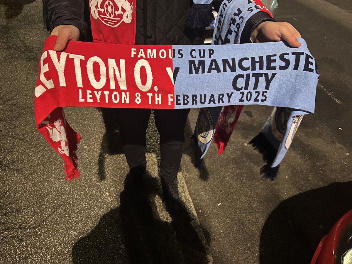 Buchananballzee's tweet photo. @FootballCliches Orient selling half &amp; half scarves 18 days early 😅 https://t.co/GIv5Tt59eC