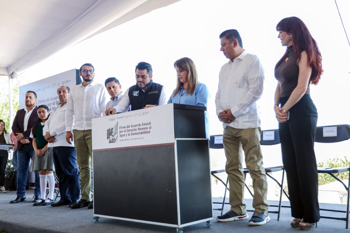 Efrainmoralesl's tweet photo. Hoy firmamos con la gobernadora @margarita_gs @GobiernoMorelos el Acuerdo Estatal por el Derecho Humano al Agua y la Sustentabilidad, el primero de los 32 que suscribiremos en las próximas semanas. A través de este acuerdo, empresarios y distritos de riego aportarán casi 17 millones de metros cúbicos a las aguas nacionales. Por nuestra parte, @conagua_mx invertirá cerca de 1,200 MDP en la tecnificación de los campos morelenses.