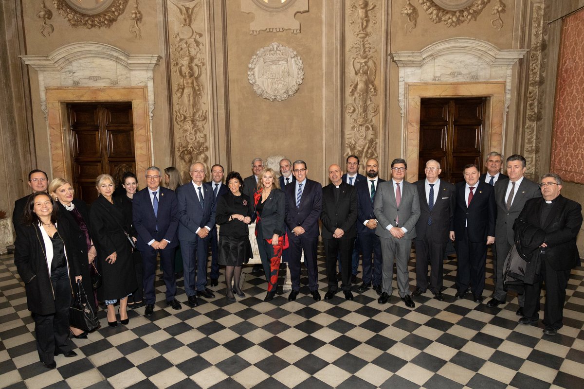 La embajadora de España en la Santa Sede, Isabel Celáa, recibe a los patrocinadores y a miembros del Comité Organizador de la Gran Procesión de Roma del próximo 17 de mayo.

#ProcesiónRoma25