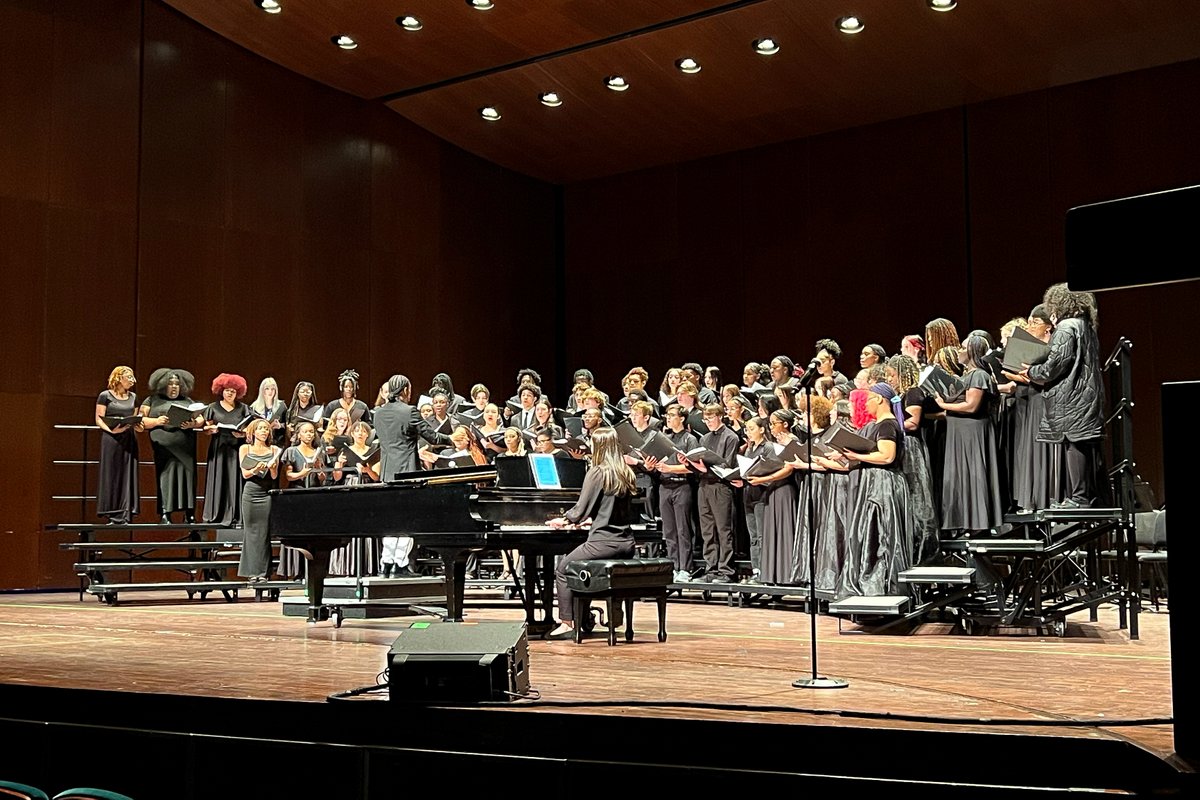 nnschools's tweet image. More than 600 talented NNPS students took center stage at this year&apos;s All City Music Festival, held at the Ferguson Center for the Arts at CNU. We are #NNPSProud of their hard work and amazing performances! 👏 🎶

👉 Learn more: bit.ly/40FUg3U @NNPSArts