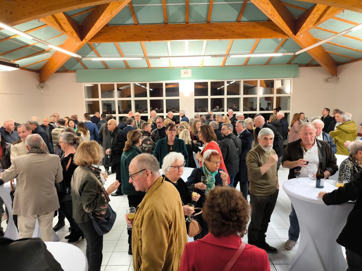 Florelle84's tweet photo. Une belle cérémonie pour notre @FranceLorho . De nombreux maires et autorités présents ! Une belle démonstration du travail accompli ! 🥳
Beaucoup d’échanges pour ma part sur les compétences du #CD84.
Mes meilleurs vœux à la #circo8404!
#MaProvence
#voeux2025
#antidryjanuary https://t.co/HYS02azzw4