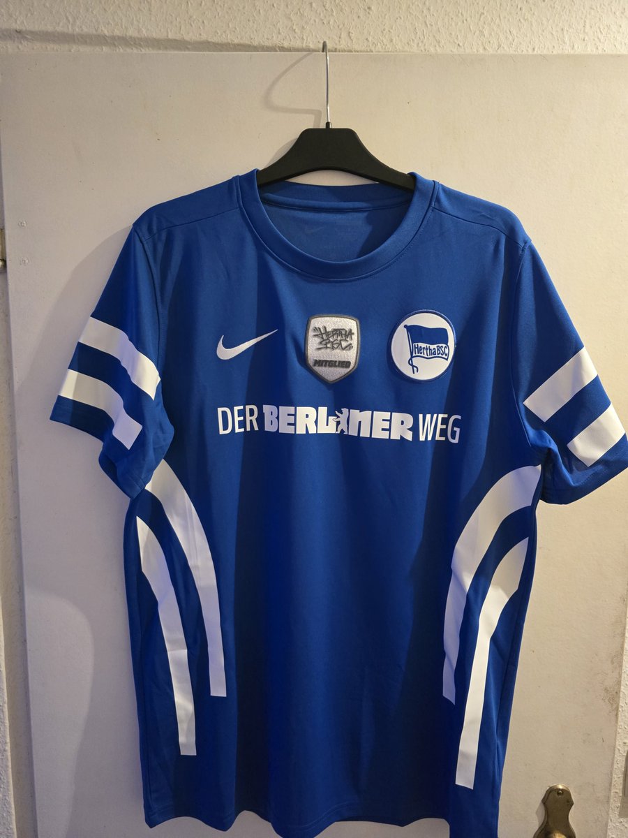 Rene31o8's tweet image. Dieser Banger kam heute an🔥💙🤍
Wir werden dich nie vergessen Ruhe in Frieden 😭💙🤍😭

#unvergessen #KayBernstein #HerthaBSC #Hertha