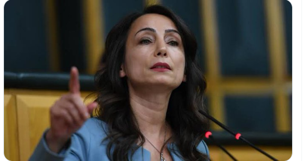 cem0760's tweet photo. Sn. Ümit ÖZDAĞ'a oluşmayan bir suç nedeniyle işlem yapılıp Tutuklanırken. Terörist sevici Bu kadın ''Her yeri Gazze'ye çeviririz '' diyerek   Türk Devletine ve Miletine parmak sallayarak Tehdit ederken, AKP yargısı Neden Aynı duyarlılığı göstermedi?

Katil terörist Aponun saliverilmesi sürecine engel olmak isteyenlerin susuturulması için Okyanus ötesinden isim listesi mi verildi?

#deprem Genel Başkanımız Ümit Özdağ SON DAKİKA