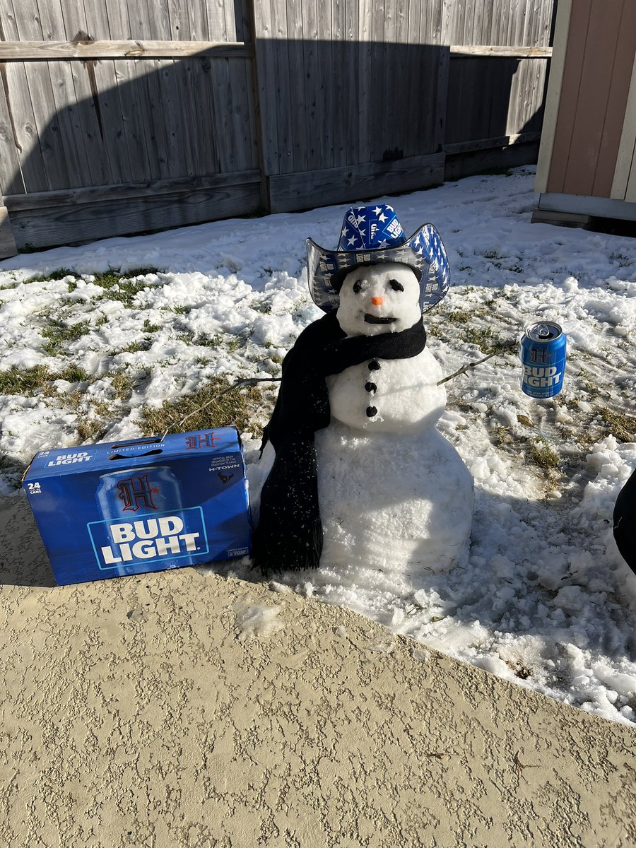 markhberman2003's tweet photo. @budlight @silvereagledist when it snows in Houston, we know how to build a snowman https://t.co/P2ZsM6IxaU