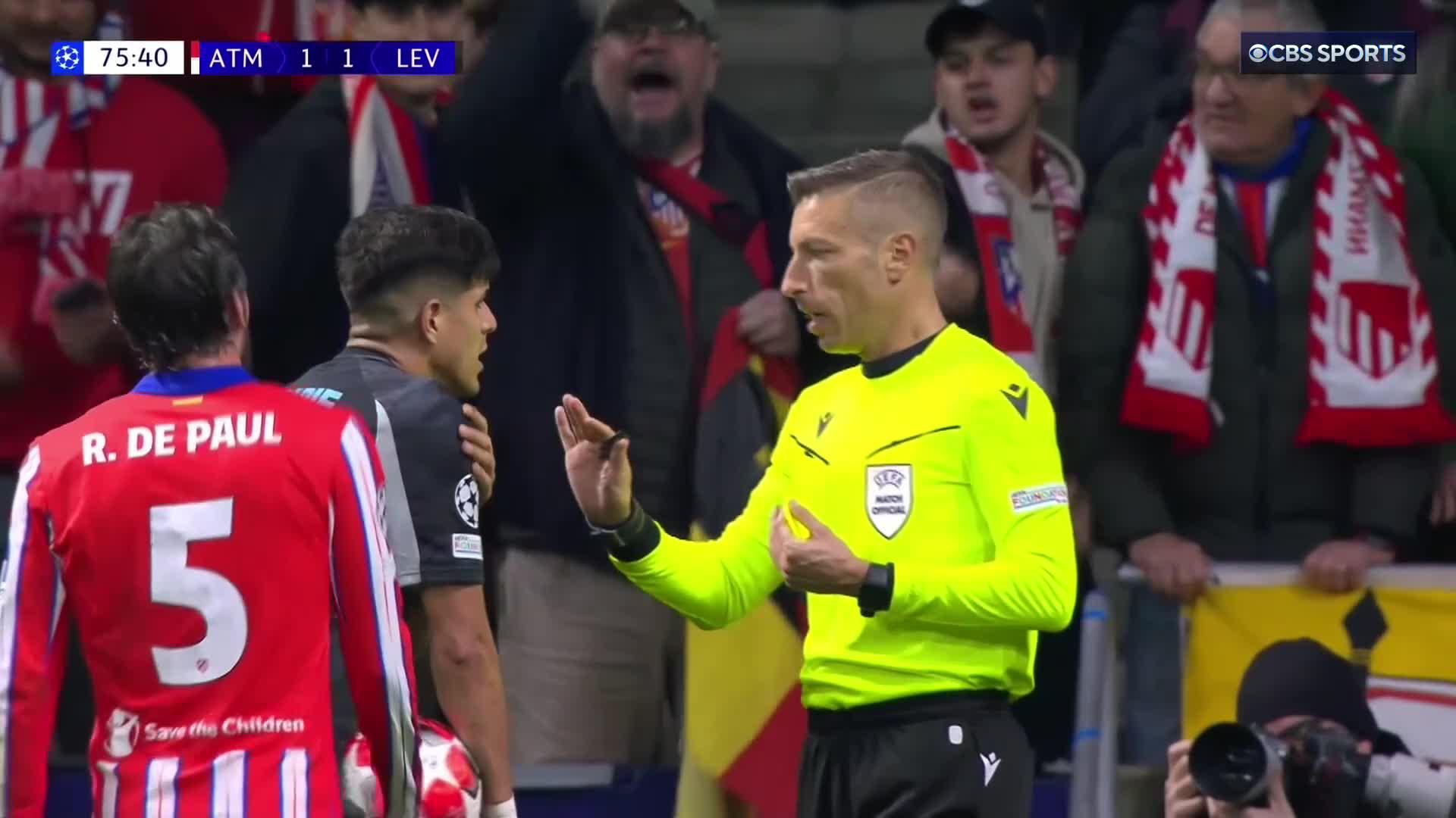 It's ten v. ten 😱Leverkusen goal scorer Piero Hincapié is the second player to receive a red card in this game 😳