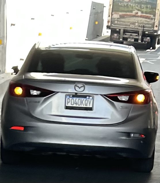 Este carro me chocó a las 2 p. m. en el paso a desnivel de la Guardia de Honor. Se bajó del carro solo para decirme que no tenía seguro y que no me iba a pagar, rápidamente regresó a su carro y se fue
<a href="/amilcarmontejo/">Amilcar Montejo</a> <a href="/muniguate/">MuniGuate</a>