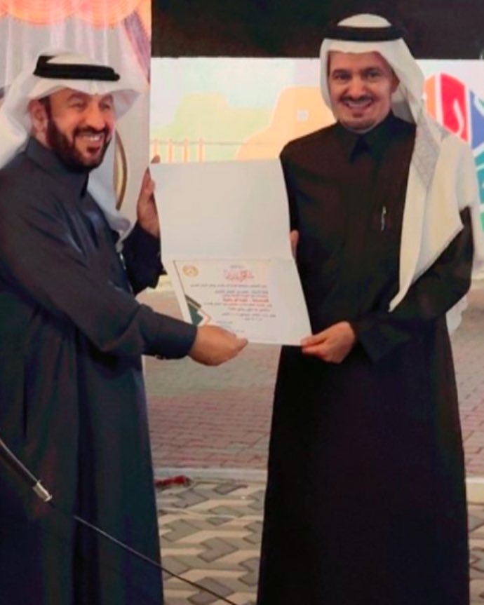 كنت في المخواة الأثيرة قبل ربع قرن أطالب بالفلسفة فيزجرني بعض الأحبة عنها!

والليلة جئت لإقامة أمسية فلسفية!

فماذا جرى!

إنه الوعي الذي يرتقي بالفكر ،ويؤكد بأن الأفكار كالأسلحة تتبدل بتبدل الأيام.

شكراً للحبيب الراوي
شكراًللصافي علي
شكراًللفاعل ناصر
شكراًمقهى ريشيو
شكراً للحضور