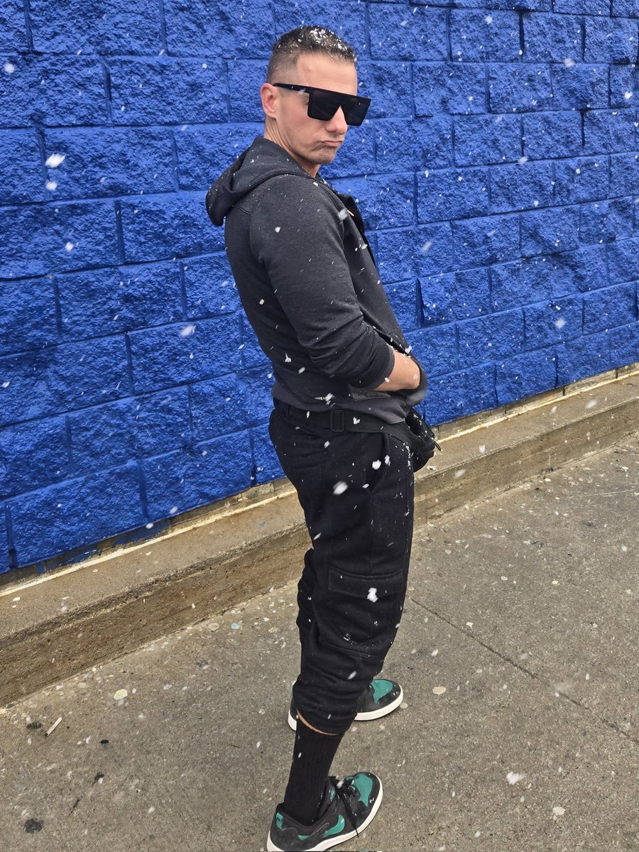 Still cold but now I have my little jacket.

Streams commencing soon!