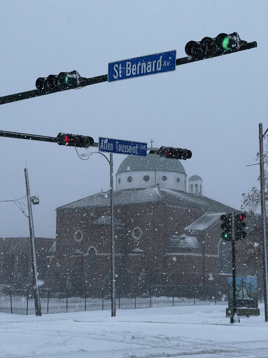 mrgrita64's tweet photo. Still snowing in NOLA Lake Terrace https://t.co/2Q2HaCdEzL