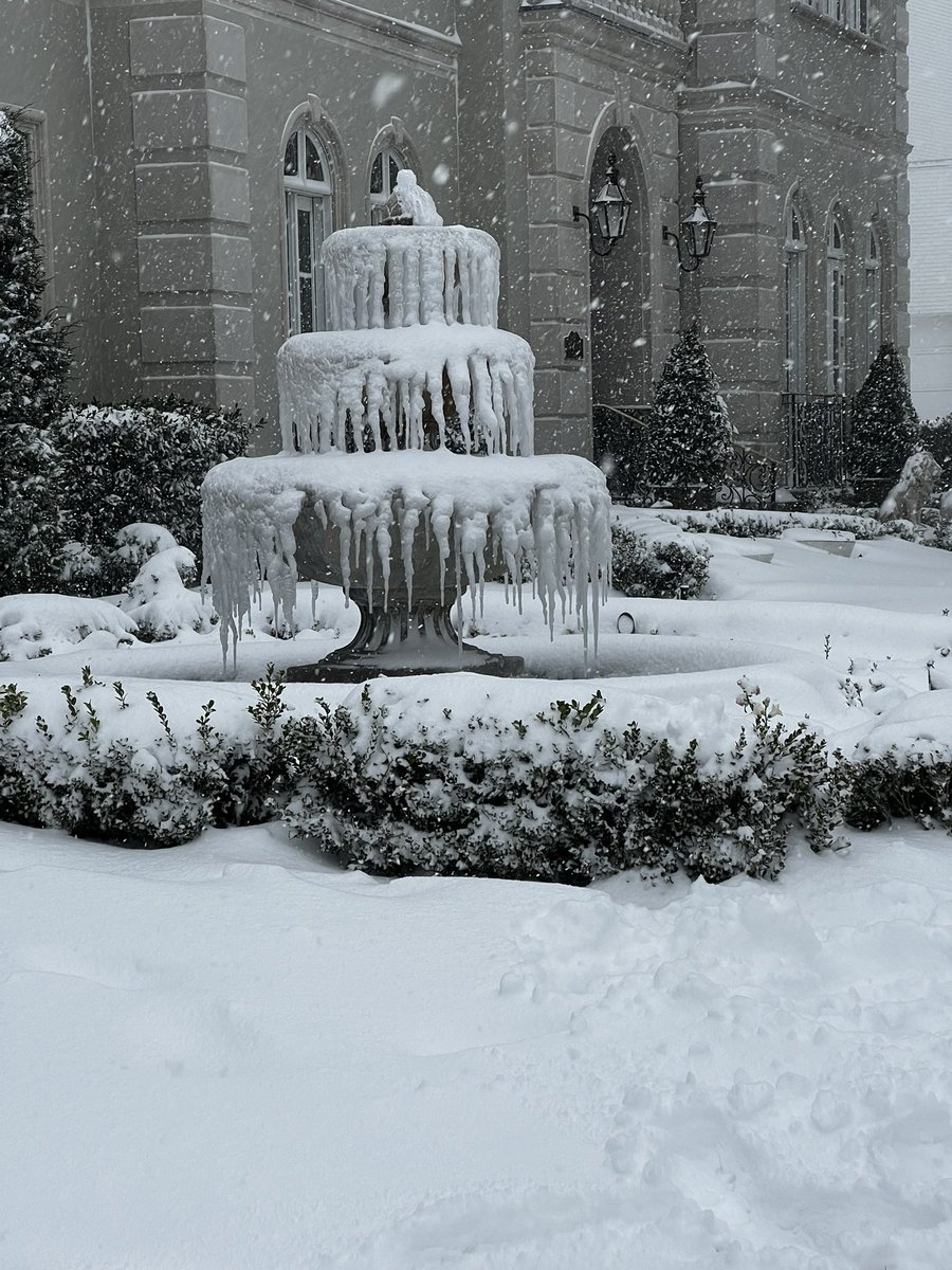 mrgrita64's tweet photo. Still snowing in NOLA Lake Terrace https://t.co/2Q2HaCdEzL