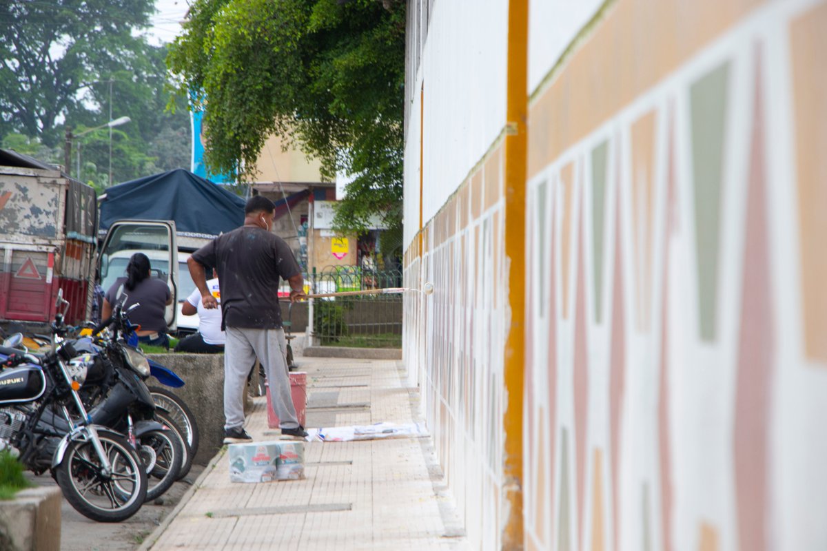 GadBalao's tweet photo. Trabajamos arduamente por el desarrollo de nuestro  cantón, es por ello, que se está trabajando en el mercado municipal con el cambio de pintura de la parte exterior, con el objetivo de mejorar la estética y brindar una mejor atención al usuario.

#SandyGómezPrimeraAlcaldesa https://t.co/TxZqX3uVcy
