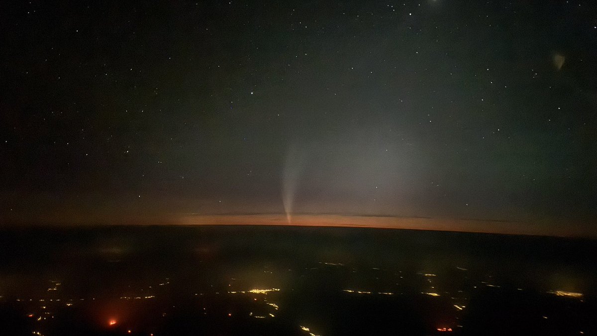 scottiebateman's tweet image. Help needed. This evening I’ve been flying over Africa, Ghana in fact. In the night sky, to the west, was this weird shaft of light…surrounded by what looked like aurora. It was there for about 90 mins. Can anyone assist in identifying what it is? It’s not smoke before that’s…