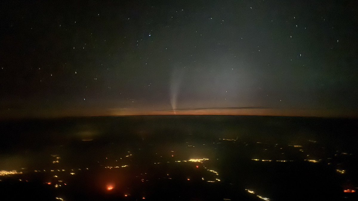 scottiebateman's tweet image. Help needed. This evening I’ve been flying over Africa, Ghana in fact. In the night sky, to the west, was this weird shaft of light…surrounded by what looked like aurora. It was there for about 90 mins. Can anyone assist in identifying what it is? It’s not smoke before that’s…