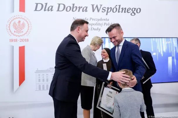 PILNE24's tweet photo. Dziś Stanowski potwierdził kandydowanie w wyborach prezydenckich. Warto pamiętać, że w 2015 roku Stanowski publicznie wspierał kandydaturę Dudy na prezydenta, a w 2018 otrzymał od Dudy nagrodę. 

Fan najbardziej marionetkowego prezydenta w historii mówił dziś o ,,marionetkowości’’ obecnych kandydatów. Hipokryta i obłuda.