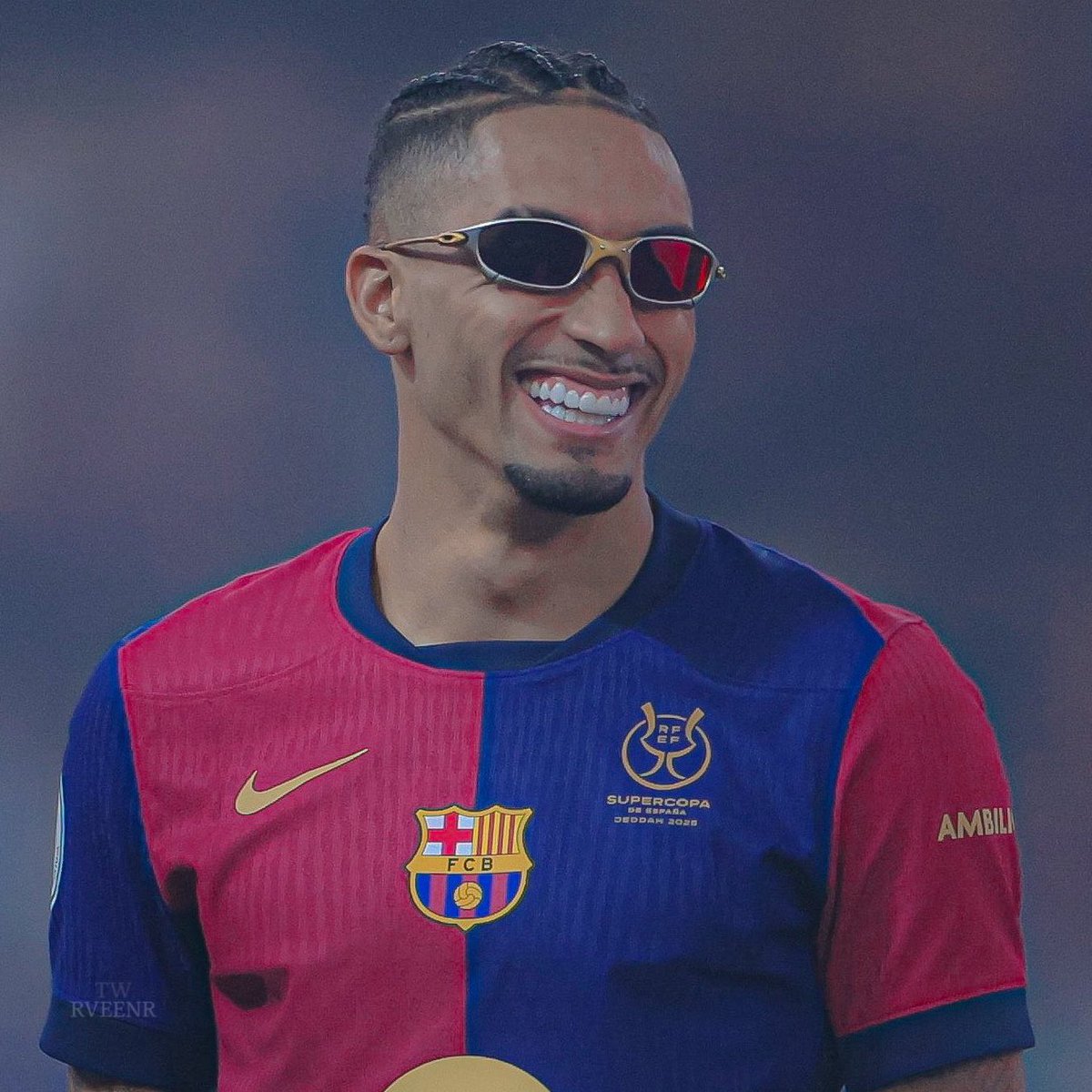 Podría haber bajado los brazos, pero Raphinha se vistió de capitán y no dejó de trabajar para que el Barça remontara y se clasificara para los octavos de la Champions. Como culer sufrió mil noches duras en Europa, pero jamás se rindió y hoy ha obtenido su premio. #FCBarcelona