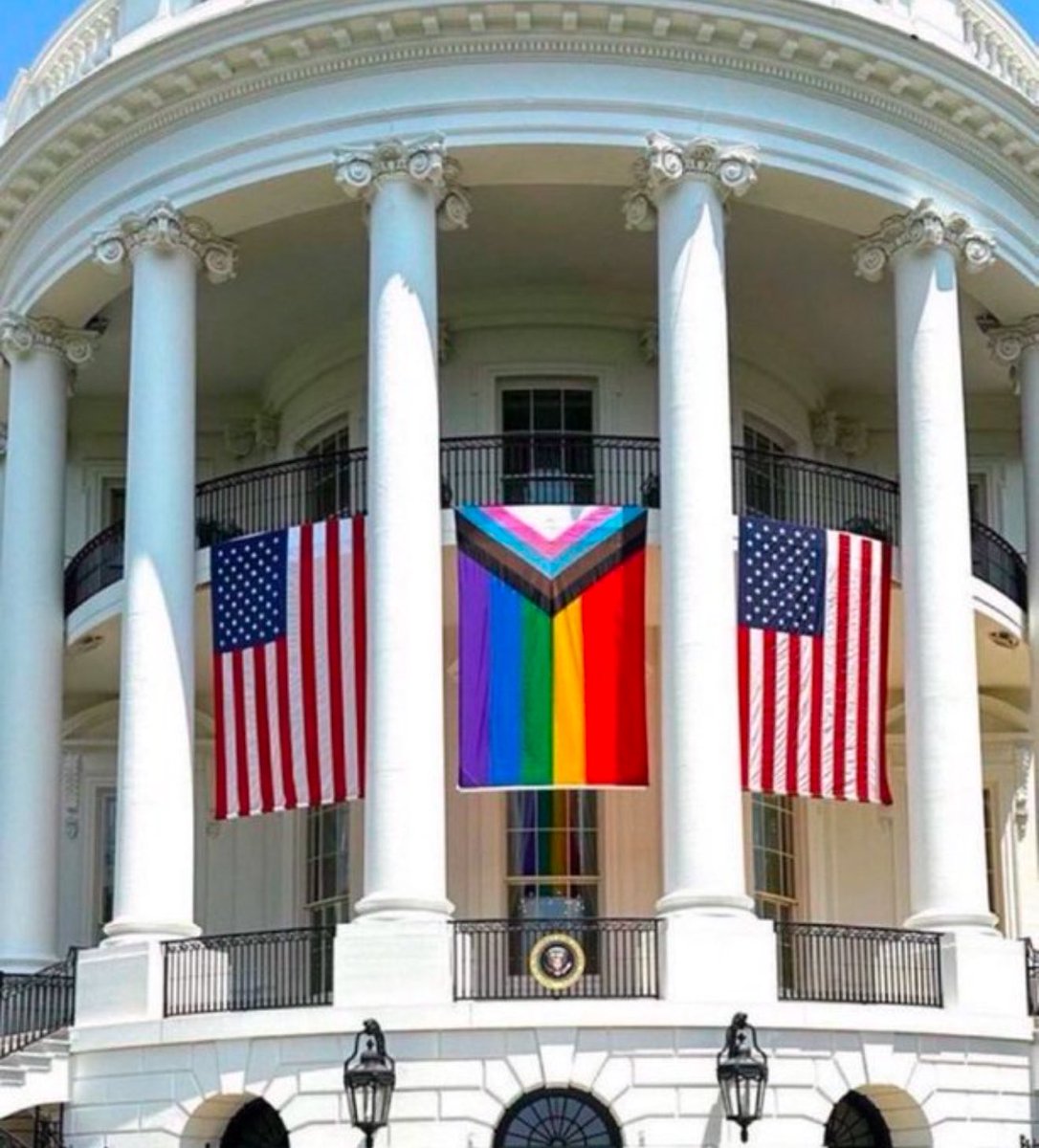 ¿Crees que las banderas del orgullo deberían prohibirse en todos los edificios gubernamentales?

Sí o no ?