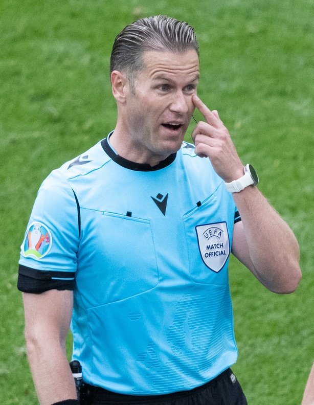 Um grande jogo de futebol destruído por Danny Makkelie.

Penalty para o <a href="/FCBarcelona/">FC Barcelona</a>? 
Vai ao VAR.

Penalty para o <a href="/SLBenfica/">SL Benfica</a>?
Não vai ao VAR.

Melhor o <a href="/SLBenfica/">SL Benfica</a> não se pronunciar. Não podemos ir em contra mão, não é?

#UefaMafia