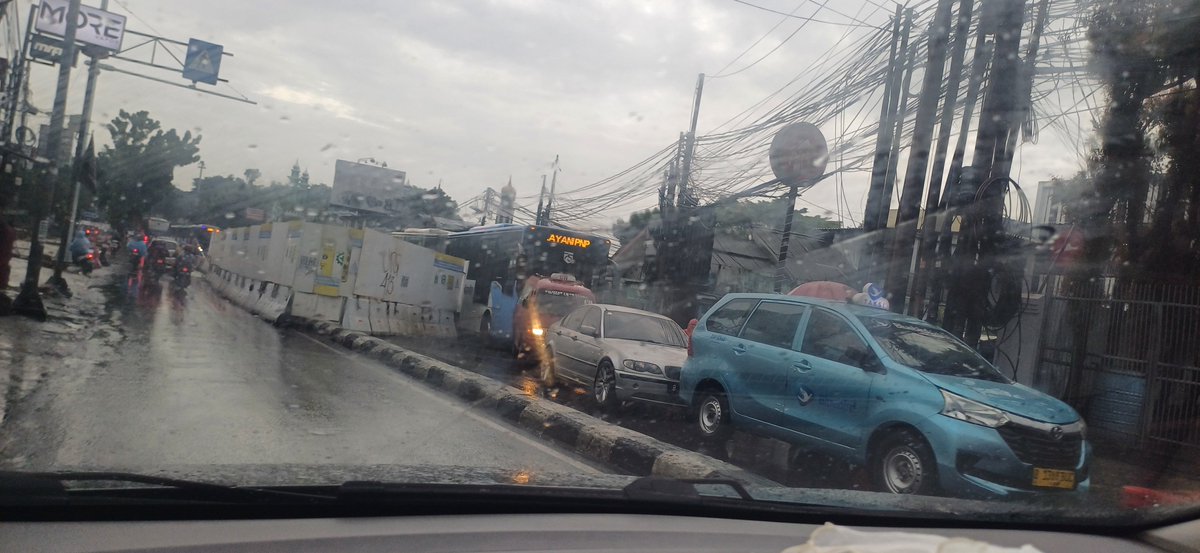 riasku's tweet photo. @DKIJakarta proyek yg nutup pertigaan jl raya pondok gede-jl pinang ranti, udah lama ga selesai. Bikin macet masyarakat @BinaMargaDKI @dishubjak https://t.co/i3IWvam3E2