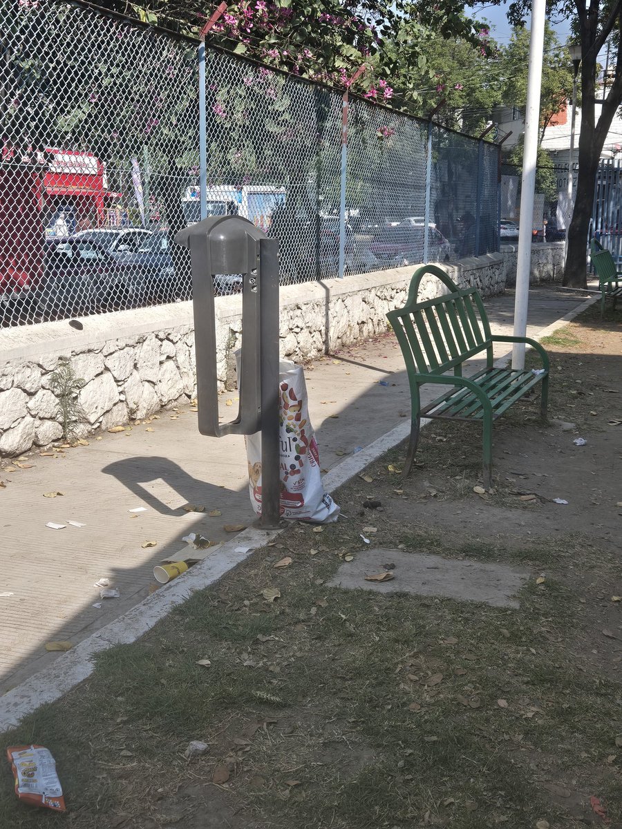 tonatzinC's tweet photo. @AlessandraRdlv Ojalá que pronto pasen por aquí, este lugar cada día esta peor. Se ha reportado varias veces. https://t.co/kK3FJWUrTm