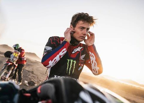 Preguntas clásicas <a href="/ToshaSchareina/">Tosha</a> :

-Dinero: “Empezando a arrancar, entre 100k y 300k” ✅ (las dichosas horquillas, motorista tenía que ser)

-Coitos: “Último mes jodido en el Dakar, nulo, 1000km de moto por dunas…” ✅ (Paj* con arena no mola dice Grison)

#LaRevuelta