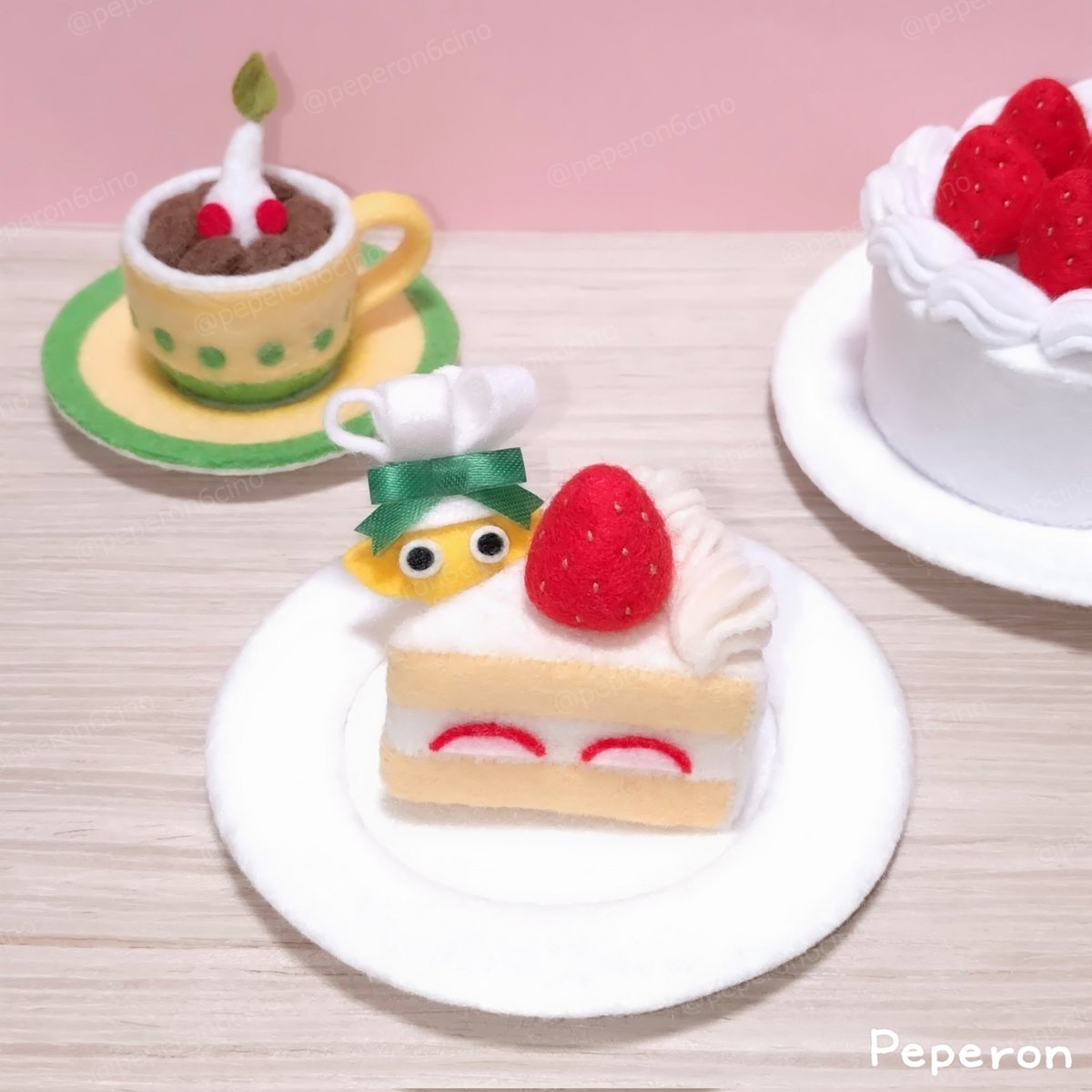peperon6cino's tweet photo. ショートケーキの日。
フェルトで作ったショートケーキとシェフの帽子を身につけた黄ピクミン。

ケーキとコーヒー。

#ピクミンブルーム  #手芸 https://t.co/hJRdJiaBgm