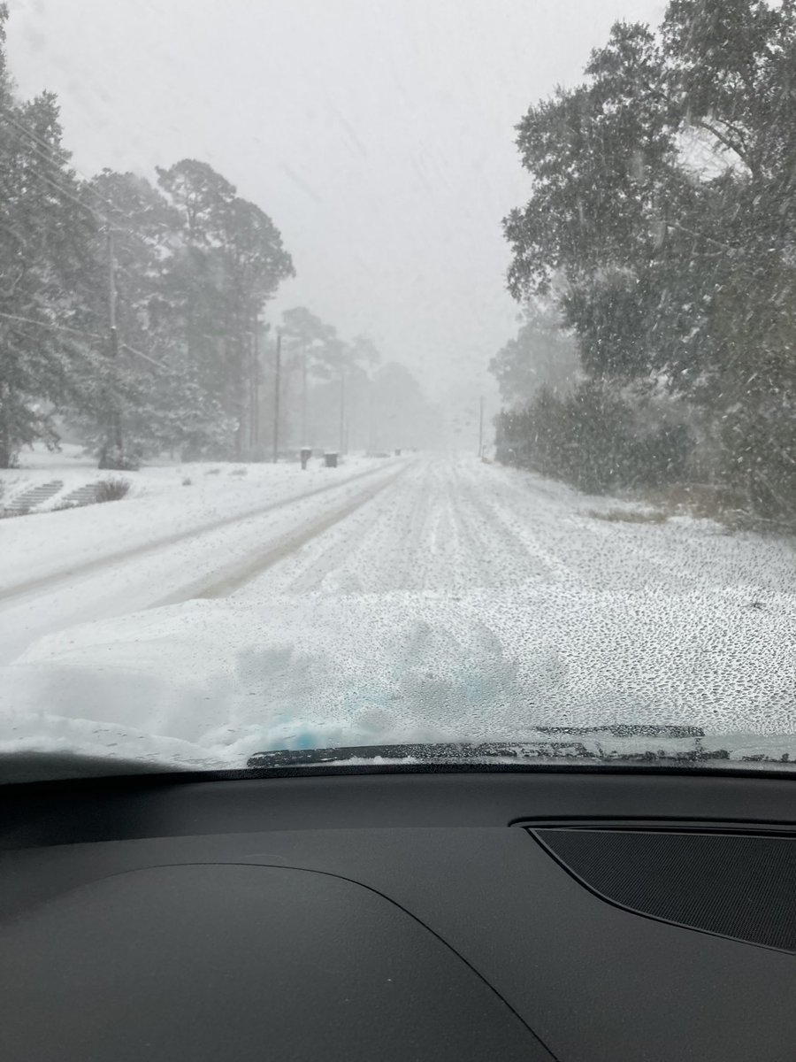 DanHenryWeather's tweet photo. The all-time 24 hour record snow record is being OBLITERATED for many on the I-10 corridor. Pensacola (pictured here) is nearing 6”. 

For perspective: this city did not record a single freeze in the winter of 2018-9.

Their previous record snowfall was 3” back in 1895. https://t.co/93DZJENXlc