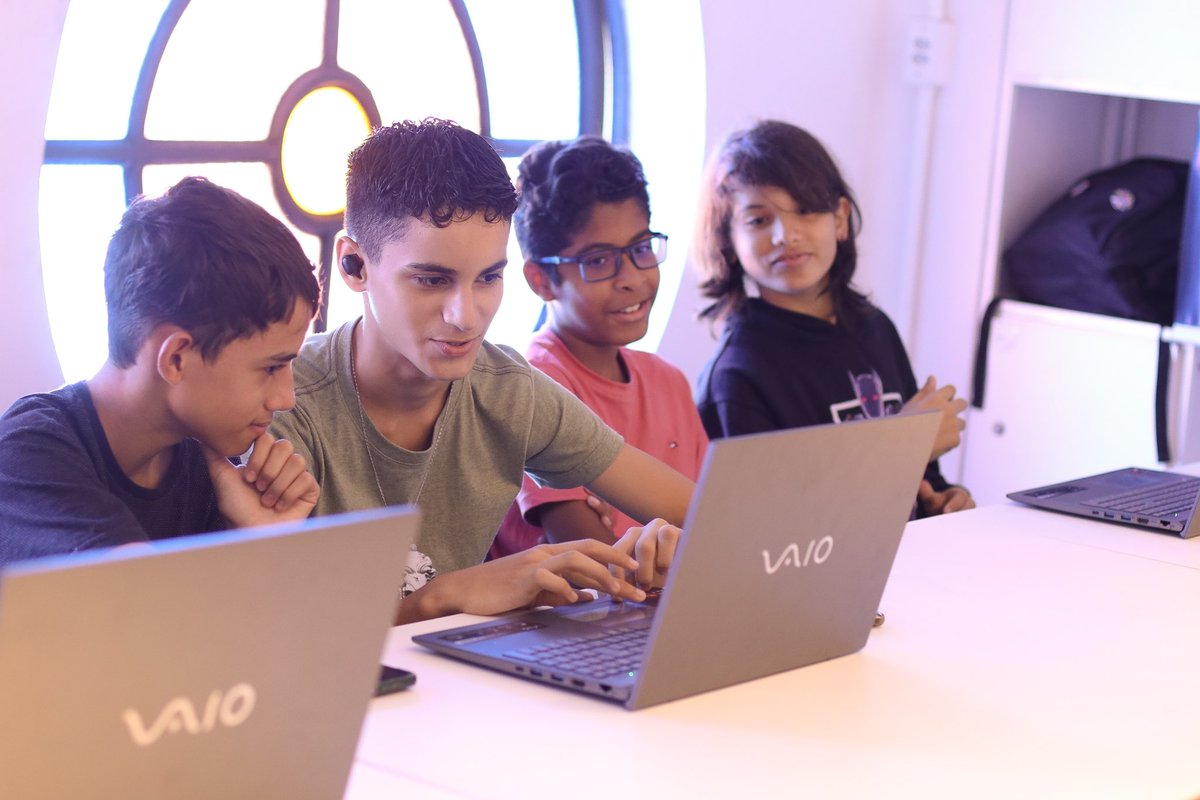 GovernoMA's tweet image. 🚀 Hoje (21), na Locomotiva HUB, tivemos a oficina de modelagem e impressão 3D! 

💻 30 alunos aprenderam a transformar ideias em objetos reais, unindo criatividade e tecnologia.

#InovaçãoMA #ProgramaInova #GovernoMA