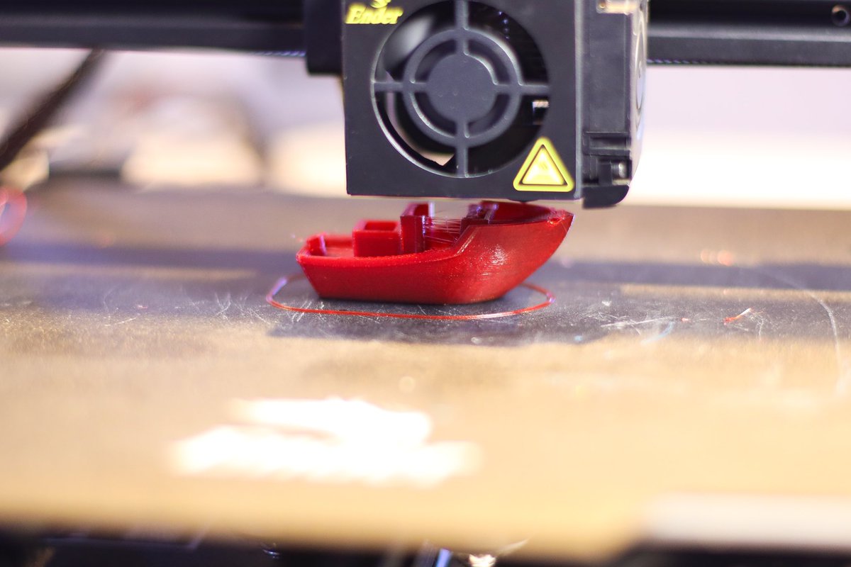 GovernoMA's tweet image. 🚀 Hoje (21), na Locomotiva HUB, tivemos a oficina de modelagem e impressão 3D! 

💻 30 alunos aprenderam a transformar ideias em objetos reais, unindo criatividade e tecnologia.

#InovaçãoMA #ProgramaInova #GovernoMA