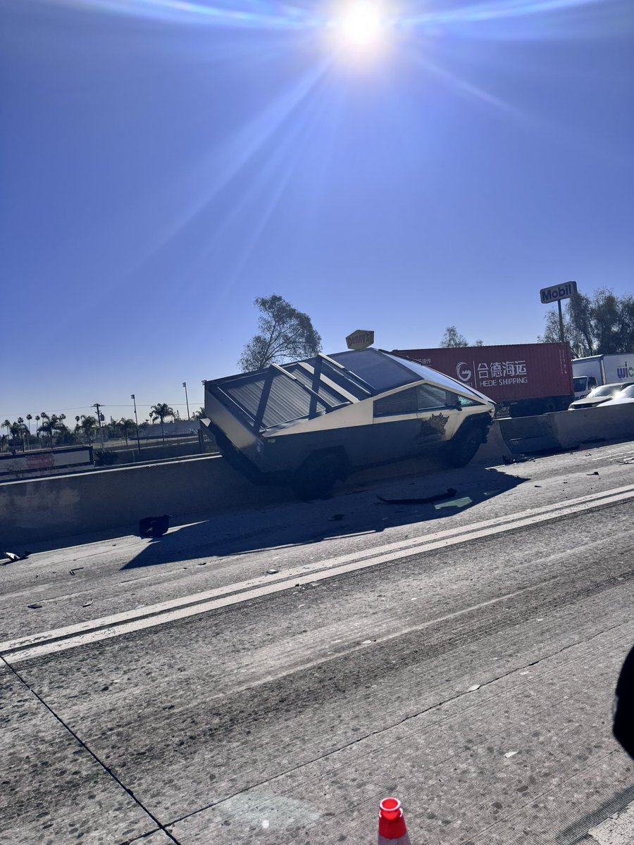M3PwFSD's tweet image. Let’s hope this footage makes it to @WhamBaamX Seen on I-605 in SoCal #Cybertruck