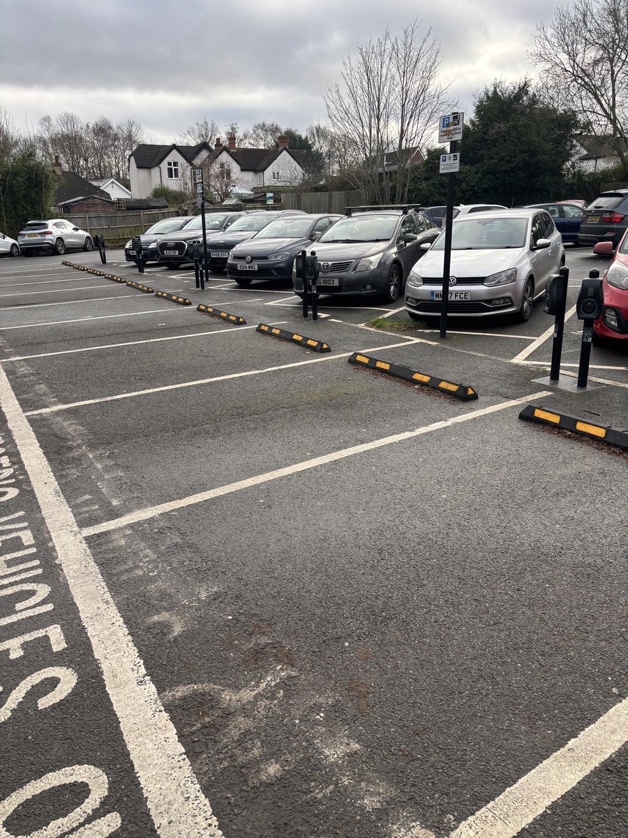 spuddywhite's tweet photo. Money well spent? Zero electric vehicles, limited parking elsewhere 🤷‍♂️ Net zero parking for local people! https://t.co/LJHp2q1FUg