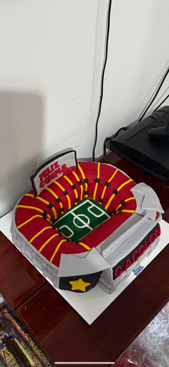 Fer04_06_21's tweet photo. Un hermoso regalo de mi mujer porteña para mi cumple del jueves . Porque la pasión nació desde los tablones de los 80 yendo con mis amigos de 10 años . Pasaron 40 años y pase todas con Colón campeonatos ascensos descenso y demás pero es lo de menos . Morire de Colón . https://t.co/dTmtzex8li