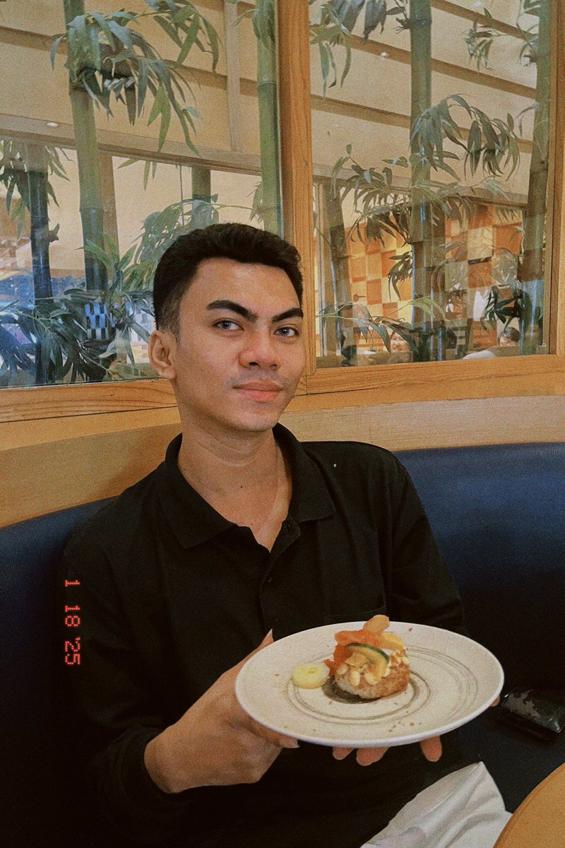 sad_aloneee's tweet photo. diliat liat gue cakep jg yaa HAHAHA https://t.co/bo8lWozzZO
