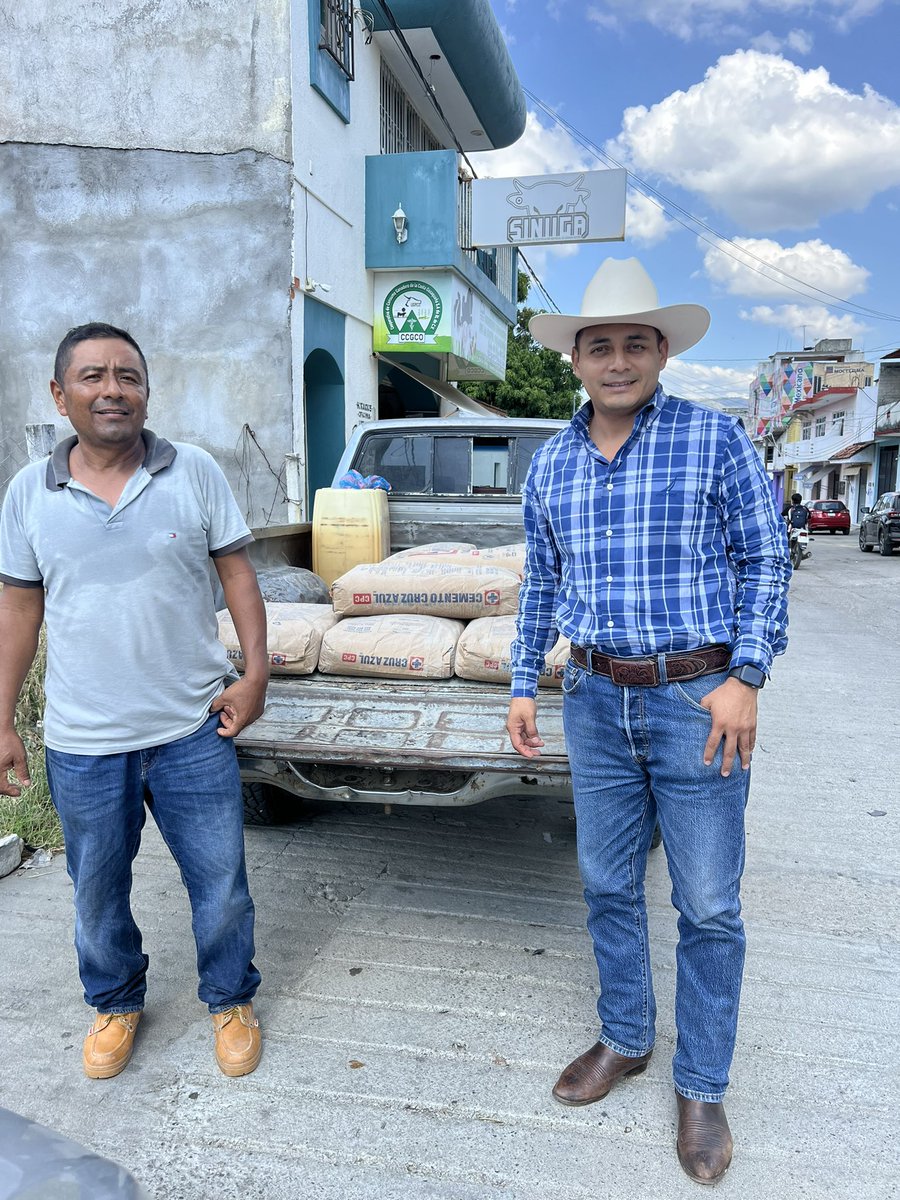 Un privilegio por apoyar a la ganadera local de Rancho Nuevo, agencia de Llano Grande la Banda, para la mejora de sus instalaciones ganaderas. Ratificándoles que: “Cuenten siempre conmigo”.
<a href="/salomonj/">Salomón Jara Cruz</a> <a href="/JulioBerdegue/">Julio Berdegué</a>