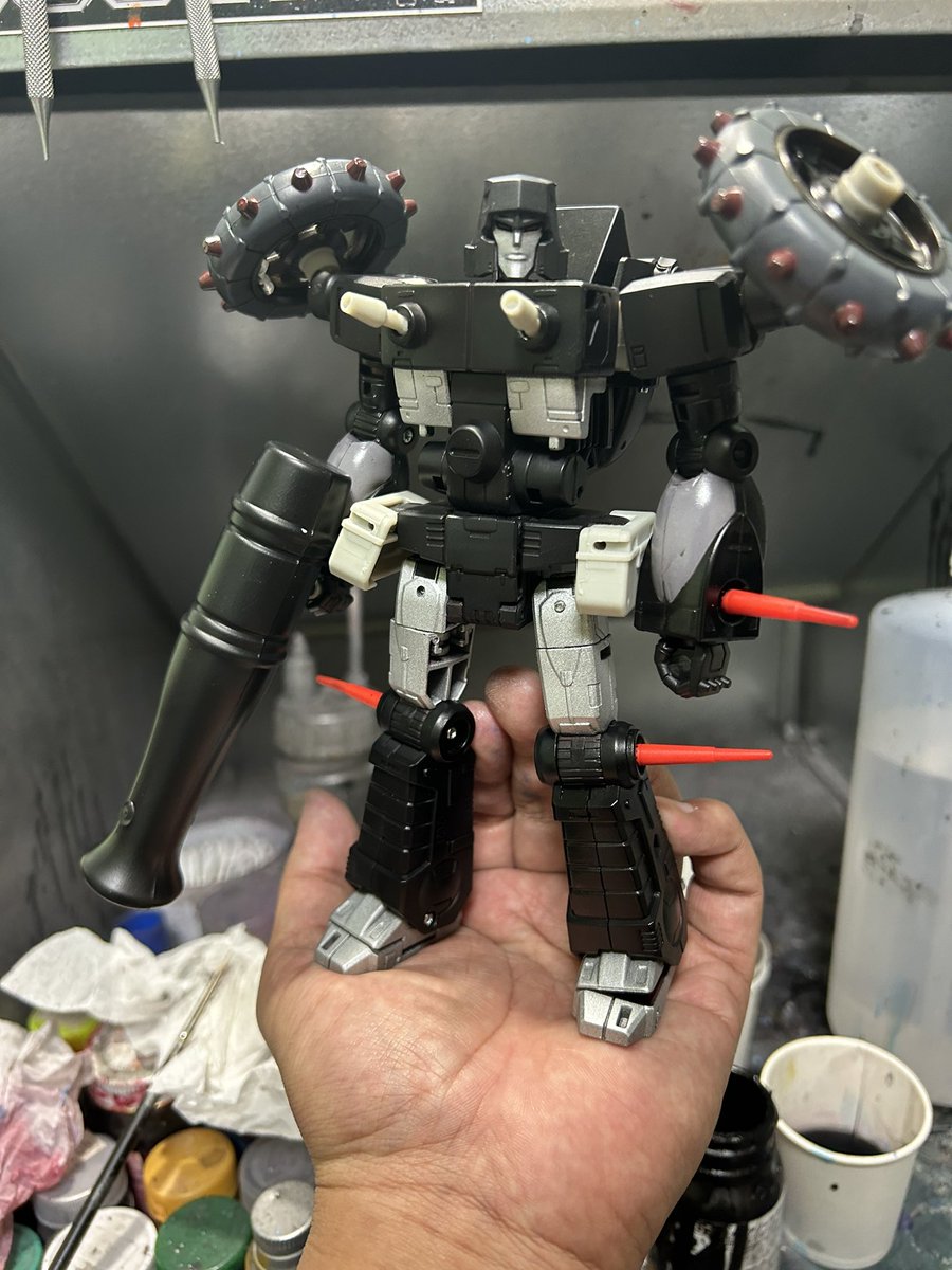 BfqeO's tweet photo. 依頼塗装の合間の作品製作が実は1番捗る事に気がついた。依頼品もそうですが、こちらもあともう少しで完成です。

#transformers 
#トランスフォーマー
#Hearts Of Steel https://t.co/YanH8sOnzF