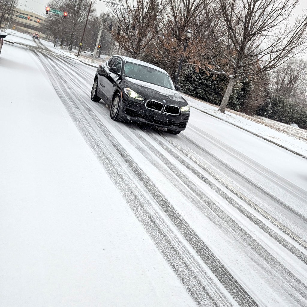 PhotoZorn_TV's tweet photo. .#New: @GeorgiaEMAHS said to stay off the roads and folks should be doing that. They are slick and the side roads are not treated. Use caution if you drive and arrive alive! #atlantasnow #fox5Snow @FOX5StormTeam will have the latest details on what to expect. #WeatherUpdate https://t.co/7Ls6sFVEgC