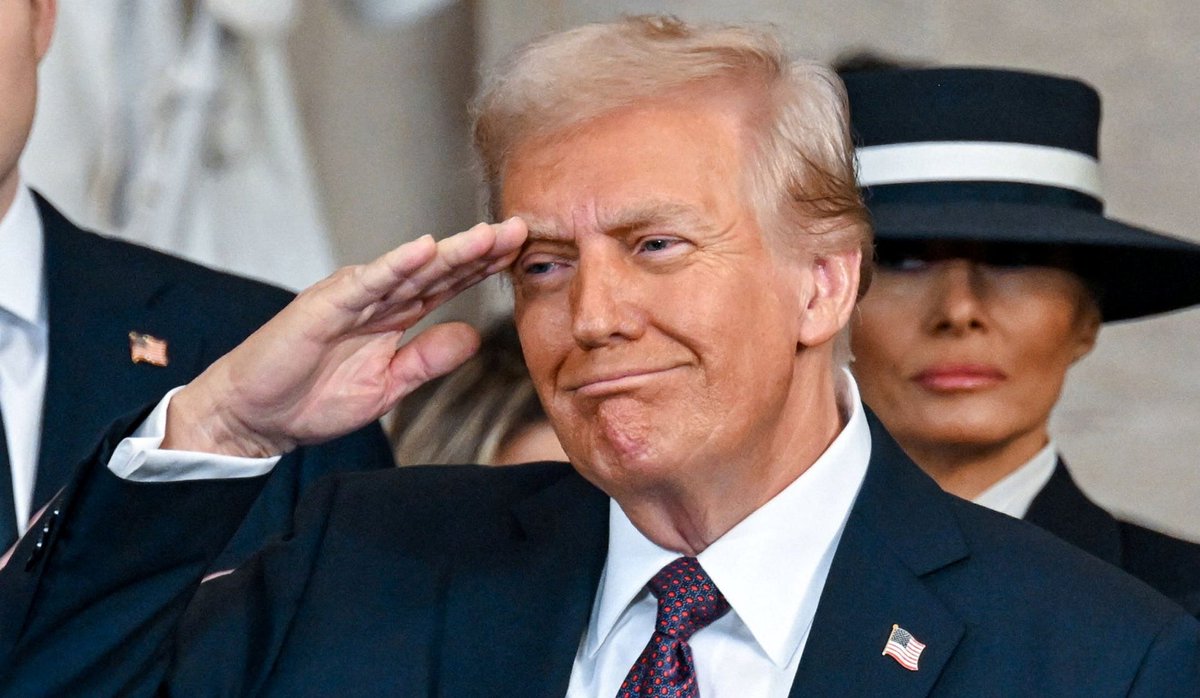 BlogdoNoblat's tweet photo. Era para ser um momento de união nacional e de oração. Mas se transformou num constrangimento para o presidente Donald Trump. Numa cerimônia religiosa nesta terça-feira, em Washington, a reverenda Mariann Budde, da Igreja Episcopal de Washington, fez um apelo para que o novo chefe da Casa Branca proteja imigrantes, refugiados e gays.
"Tem gente com medo em nosso país hoje", disse a religiosa, um dia depois de Trump assinar leis retirando direitos de imigrantes, fechando fronteiras e prometendo uma deportação em massa. Em seus decretos, ele ainda acabou com programas de diversidade e proibiu que agências federais usem termos como trans ou outras classificações de gênero.
A presença do governo não constrangeu a religiosa. "Você disse que sentiu a mão de Deus", disse Budde, numa referência ao discurso de posse. "Em nome de Deus, tenha misericórdia de pessoas que estão com medo. Existem gays e trans, em famílias republicanas, independentes e democratas que temem por suas vidas", disse.
Ela também fez um apelo pelos imigrantes. "As pessoas que colhem nossos alimentos, limpam nossos escritórios, que nos limpam nos pratos em restaurantes ou fazem plantão pelas noites nos hospitais. Eles podem não ser cidadãos ou tenham os documentos adequados. Mas, em sua maioria, eles não são criminosos. Pagam impostos, são bons vizinhos. Peço que tenham misericórdia deles".
Ao voltar para a Casa Branca, Trump criticou a cerimônia. "Não acho que foi uma boa missa. Poderiam ter feito bem melhor", completou. (Uol)