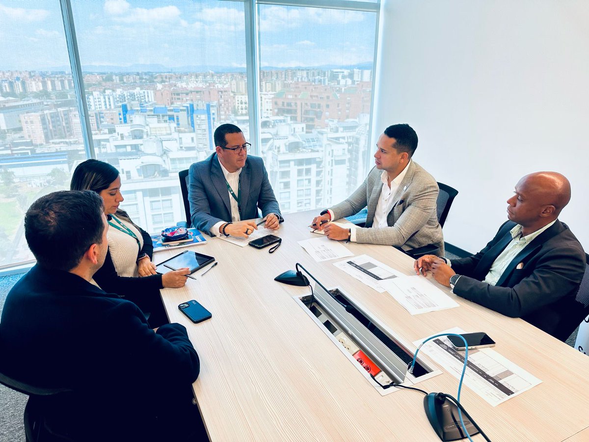 Supersalud's tweet photo. ¡Trabajando juntos por la salud de San Andrés! 💪 El Superintendente Nacional de Salud, @giovannyrubiano, se reunió con el Gobernador de San Andrés, @nicolasgob para fortalecer la atención y el acceso a los servicios de salud en la isla. Seguimos construyendo un sistema de salud más eficiente y cercano a la gente.