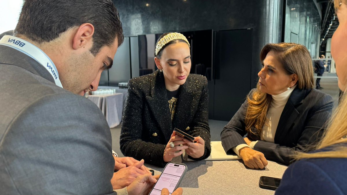 GobQuintanaRoo's tweet photo. Nuestra gobernadora @MaraLezama se reunió con Altagracia Gómez, presidenta del Consejo de Desarrollo Económico Regional y Relocalización con parte de la delegación de Quintana Roo en #FITUR2025, para revisar temas que permitirán fortalecer el sector turístico y consolidar.. https://t.co/tn3D1fjgZG