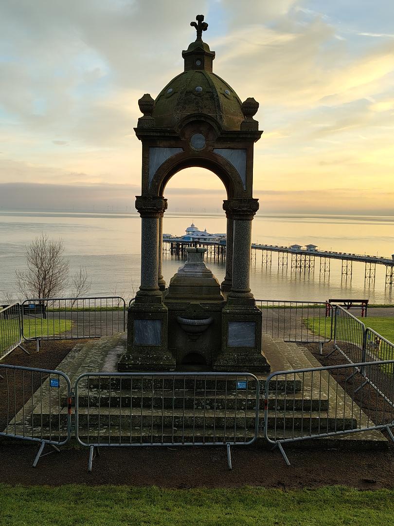 📣 Help save Llandudno's Queen Vic! The historic bronze bust of Queen Victoria that was situated in Happy Valley has been removed, presumed stolen. The bust is the centrepiece of a monument erected in 1890 to mark the 50th year of the Queen's reign. 🧵
#heritage #cymru #Conwy