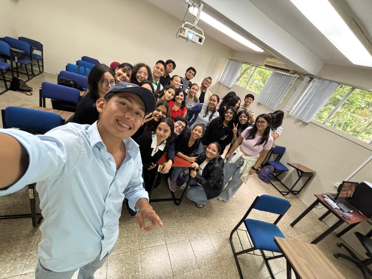 Hoy finalizamos nuestro curso de Biología General en la <a href="/fcvespol/">Facultad de Ciencias de la Vida</a> <a href="/espol/">ESPOL</a>. Me alegra ver el interés y la alegría de los estudiantes... mis mejores deseos en su carrera.💯💥