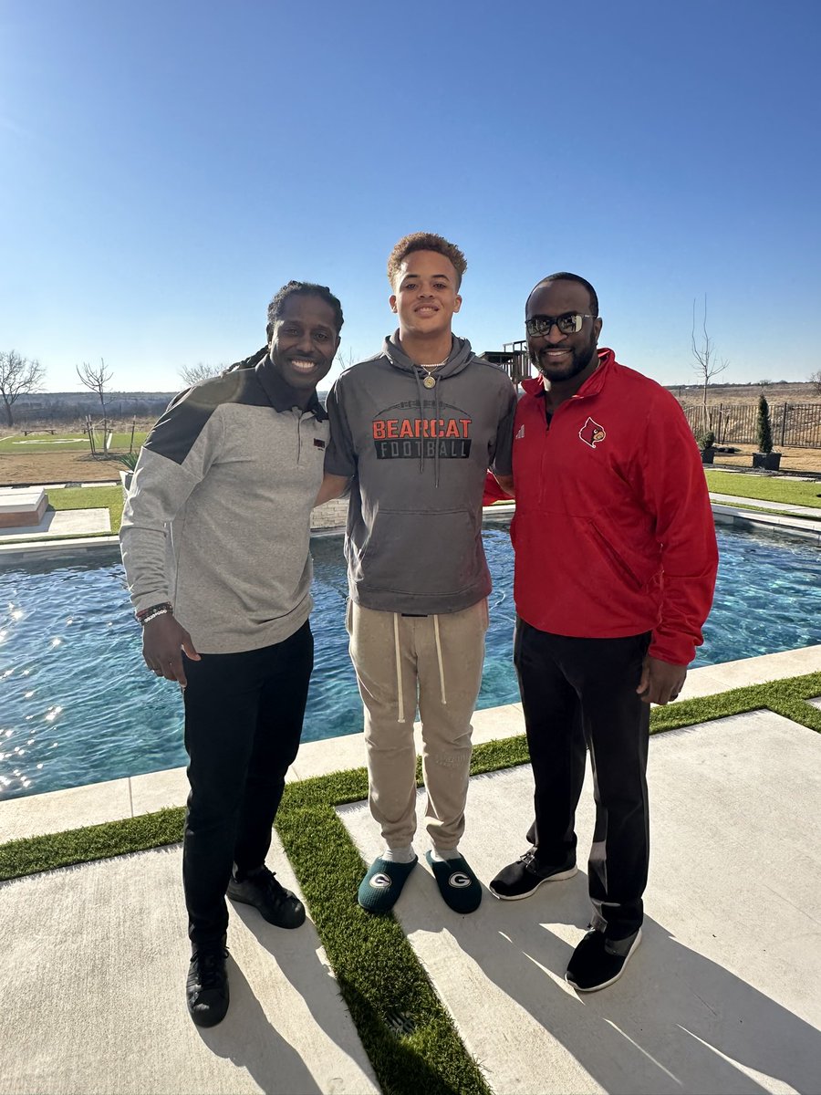 Kaydon Finley (@kaydonfinley) on Twitter photo L’s up.
Great home visit with <a href="/LouisvilleFB/">Louisville Football</a>
<a href="/Brohm_Brady/">Brady Brohm</a> <a href="/deionbranch84/">Deion Branch #83 #84</a> <a href="/CoachCBarclay/">Chris Barclay</a> L’s up.
Great home visit with <a href="/LouisvilleFB/">Louisville Football</a>
<a href="/Brohm_Brady/">Brady Brohm</a> <a href="/deionbranch84/">Deion Branch #83 #84</a> <a href="/CoachCBarclay/">Chris Barclay</a>