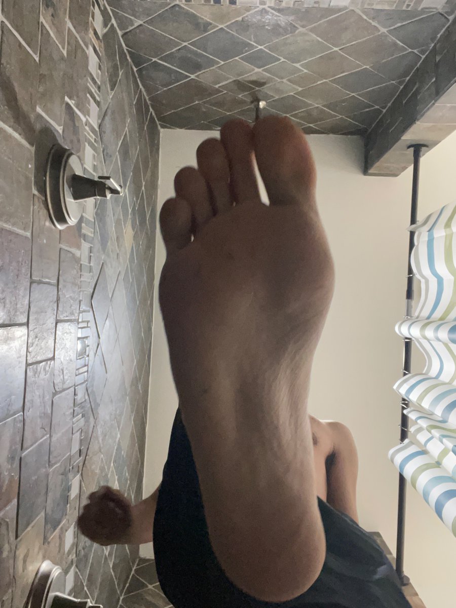 MiamiMaster305's tweet photo. First foot pig to pay for my dinner gets a custom video. 😈 Now be a good foot f** and serve your master accordingly.  😈🤑#FindomKing #MaleFeet #GayFootFetish #Miami #SouthFlorida https://t.co/rytG1IJYFI