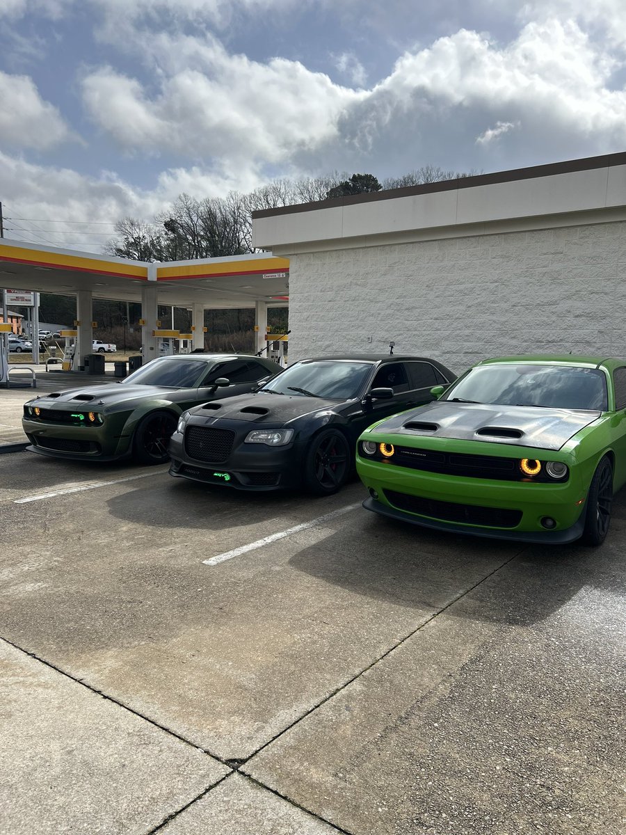 DJPearson9's tweet photo. Mopar Addicts😤 #srt #DodgeChallenger #300c #hellcat https://t.co/0Rt4mcm7K7
