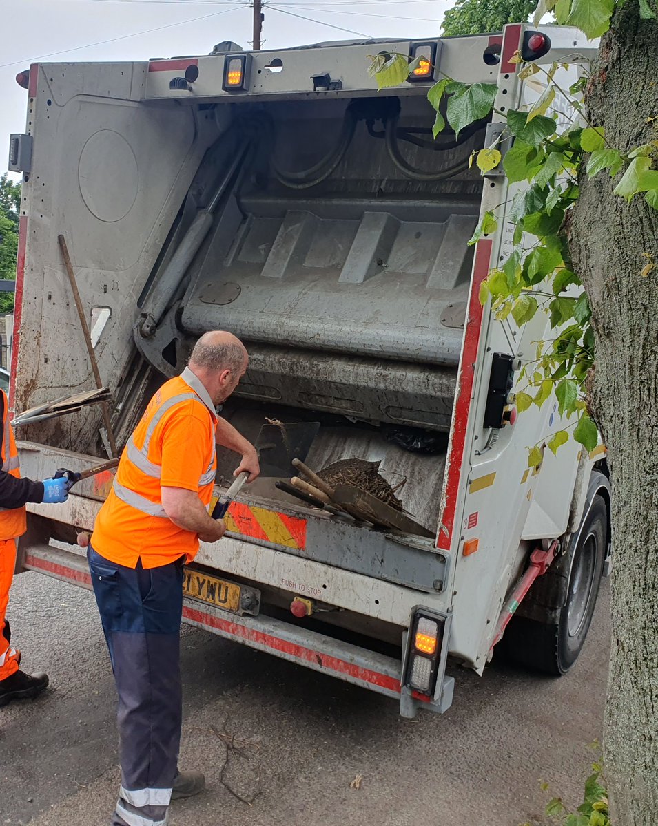 MickBrown3's tweet photo. While out in Gravelly Hill with the KIER team looking at the drain they had recently "unblocked' pleased to catch up with the team from @BhamCityCouncil out helping to keep our area clean.
#CleanStreetsMatter https://t.co/T8BMqVPaxh