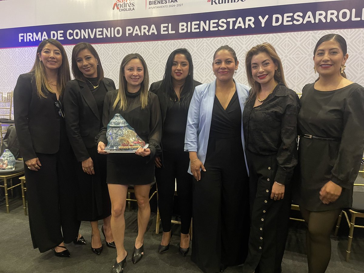 ccme_puebla's tweet photo. Junto con #asociacionesEmpresariales, firmamos el Convenio para el Bienestar y #DesarrolloSocial con el Municipio de #SANANDRÉSCHOLULA,  encabezado por la presidenta municipal @LupitaCuautleT . Estamos Comprometidas con acciones estratégicas y planificadas. https://t.co/Ny1UXYUjrQ