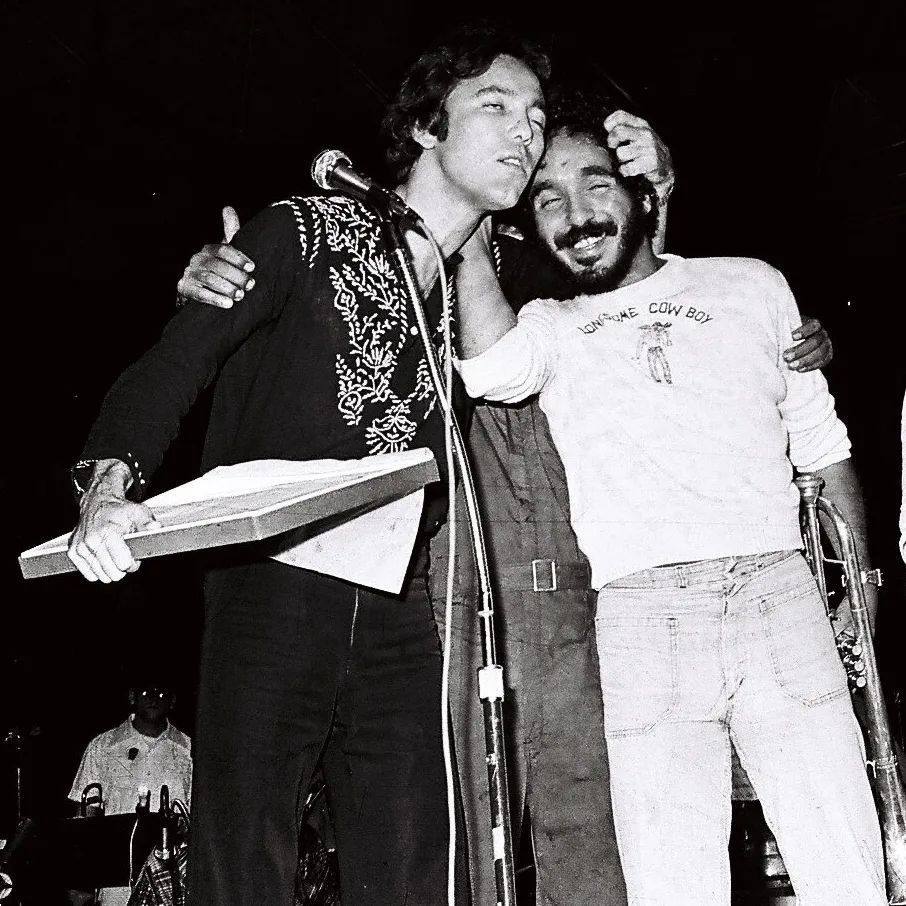Willie Colón y Rubén Blades en el Poliedro de Caracas, recibiendo el disco de oro por el álbum ‘Metiendo Mano’. Venezuela, 1977. ¡Qué fotaza!.